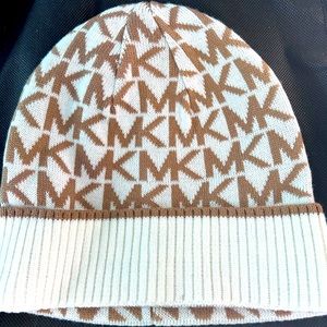 🆕‼️Michael Kors Ski Hat and Scarf set.